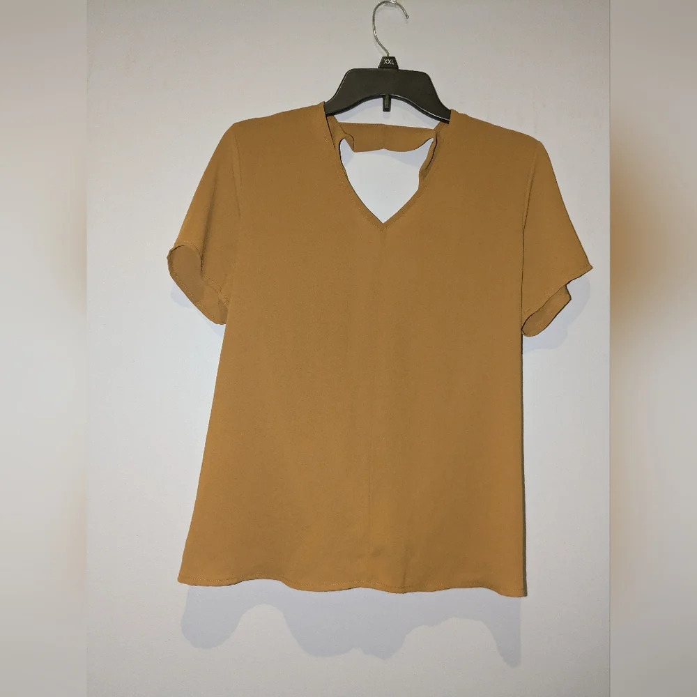 Lush woman's top with back opening. Size XS EUC